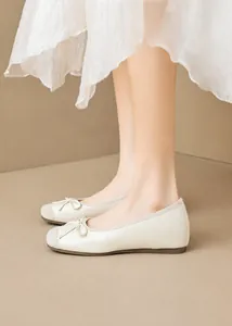 Primer plano de bailarinas beige de punta cuadrada con lazo y suela de plataforma