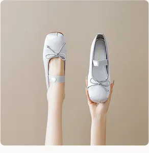Détail de ballerines Mary Jane argentées avec nœud et bride à boucle ajustable