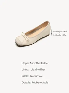Detalle de bailarinas crema con lazo y una altura de tacón interno de 3 cm total