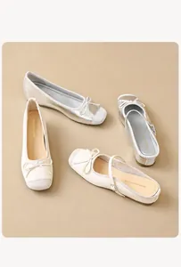 Vista detallada de mules para mujer con lazo elegante y acabado en plata metalizada