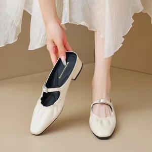 Escarpins Mary Jane beiges à bout carré en cuir plissé avec petits talons blocs