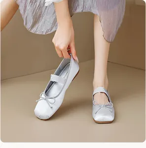Détails de ballerines en satin argenté avec un nœud et une bride élastique Mary Jane