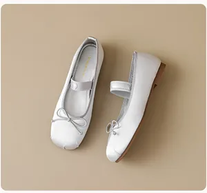 Vue de dessus de ballerines Mary Jane en satin argenté avec nœud et bout carré chic