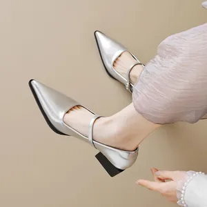 Zapatos Mary Jane plateados con punta fina, acabado metálico y tacón de bloque bajo