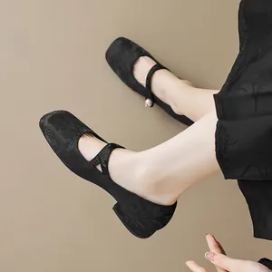 Mary Janes noires en jacquard à motif floral avec bout carré et détail de perles