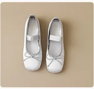 Vue détaillée de ballerines argentées avec bride élastique et nœud délicat