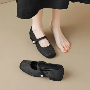 Chaussures Mary Jane rétro en jacquard noir à bout carré avec texture florale et perle