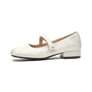 Chaussures Mary Jane blanches en jacquard rétro français avec bride perle et talon carré