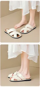 Detailansicht gewebter cremeweißer Ledersandalen mit braunem Fußbett für den Sommer