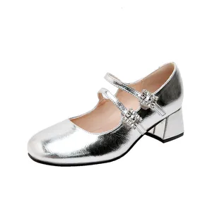 Scarpe Mary Jane argento con tacco largo e cinturini decorati con strass su sfondo bianco