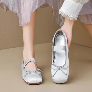 Ballerines Mary Jane en satin argenté avec bout rond, nœud décoratif et fine bride