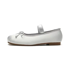 Ballerines Mary Jane en satin argenté avec nœud et bride sur fond blanc