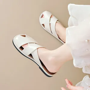 Minimalistische beige flache Sandalen für Damen mit weichen gekreuzten Lederriemen