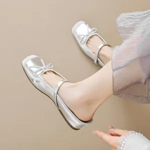 Zapatos Planos de Bailarina Plateados para Mujer Estilo Francés Punta Cuadrada Mary Jane Mules con Aumento de Altura Interior de Microfibra y Lazo