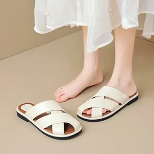 Minimalistische flache Pantoletten mit Kreuzriemen in Creme für den sommerlichen Alltag