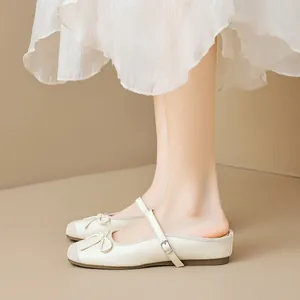 Elegantes mules Mary Jane beige con lazo y tacón bajo en un acabado de cuero suave