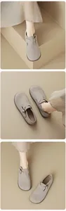 Detailansicht der minimalistischen taupefarbenen Birkenstock-Schuhe aus Wildleder