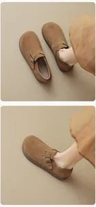 Detailansicht der braunen Wildleder-Birkenstock-Schuhe mit klassischer Metallschnalle
