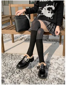 Detalle de mocasín negro de plataforma con hebilla plateada y forro de felpa suave