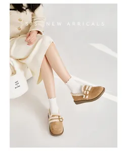 Detail von Wildleder-Plattform-Loafer mit weißem Plüschfutter und Schnallenverzierung