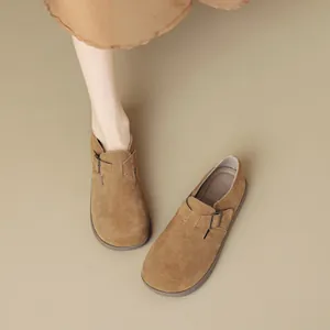 Mocassins en daim marron pour femme avec bout rond, bride à boucle et semelle en caoutchouc