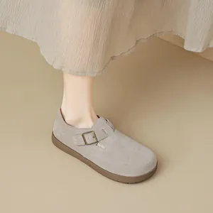 Sabots en daim gris pour femmes style Birkenstock avec boucle métal et semelle épaisse gomme