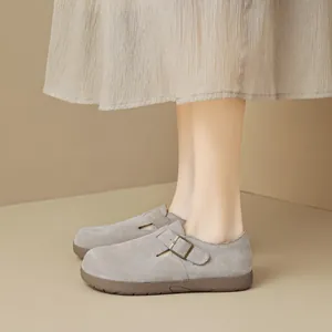 Mocassins rétro en daim gris pour femmes avec boucle vintage et semelle en caoutchouc