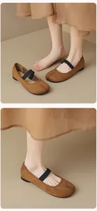 Detailansicht der braunen Tabi Mary Jane-Schuhe aus Wildleder mit elastischem Riemen