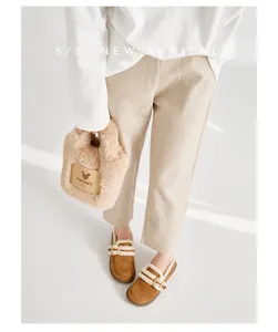Detailansicht brauner Wildleder-Loafer mit Kunstfellbesatz und goldener Schnalle