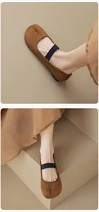 Detailansicht brauner Tabi Mary Jane Ballerinas aus Wildleder mit elastischem Riemen und Split-Toe