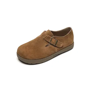 Mocassins classiques en daim marron à bout rond avec boucle bronze et semelle épaisse