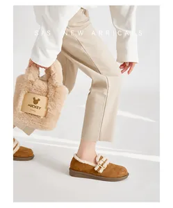 Detailansicht winterlicher Slipper mit Kunstfellfutter und flauschiger Mickey-Handtasche