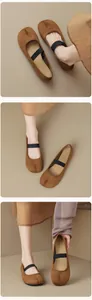 Detailansicht brauner Tabi-Ballerinas aus Wildleder mit elastischem Riemen