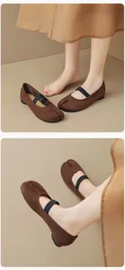 Detailansicht brauner Tabi-Ballerinas aus Wildleder mit elastischem Riemen und Split-Toe