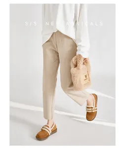 Detail von Plateau-Loafern mit Futter, kombiniert mit beiger Hose und Plüsch-Tasche
