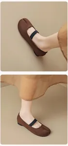 Detail von dunkelbraunen Tabi-Ballerinas aus Wildleder mit Split-Toe und Elastikband