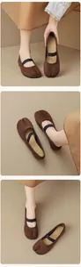 Detailaufnahme dunkelbrauner Tabi-Ballerinas mit elastischem Riemen und Zehentrennung