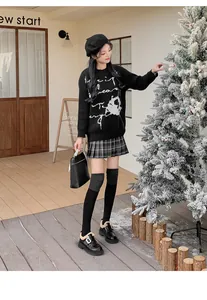 Detalle de conjunto invernal con mocasines de plataforma negros y falda plisada