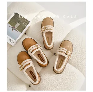 Detailansicht der braunen Wildleder-Loafer mit weißem Kunstfellfutter und Metallschnalle