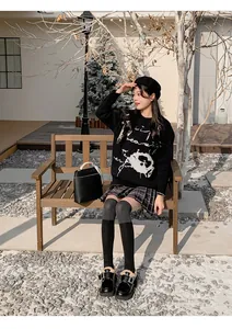 Look de invierno con mocasines de plataforma negros con forro cálido y calcetines