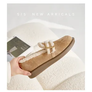 Detailaufnahme brauner Wildleder-Plateau-Loafer mit weißem Plüschfutter und Gold-Schnalle