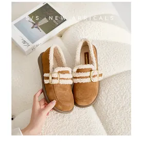 Detail von braunen Wildleder-Loafern mit Fleecefutter und goldener Metallschnalle