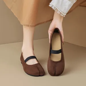 Braune Tabi Mary Jane Ballerinas aus Wildleder mit elastischem Riemen am Fuß und in der Hand