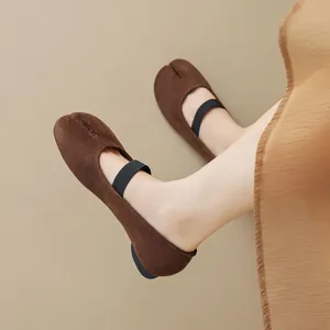 Braune Tabi Mary Janes aus Wildleder mit T-Steg und geteilter Zehenpartie für Damen am Modell