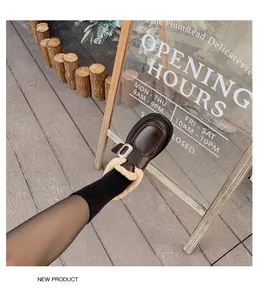 Detalle de forro de felpa y hebilla plateada en mocasines de invierno con plataforma