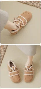 Nahaufnahme von Retro-Slippern mit Fleecefutter und Seilknoten-Dekoration im Detail
