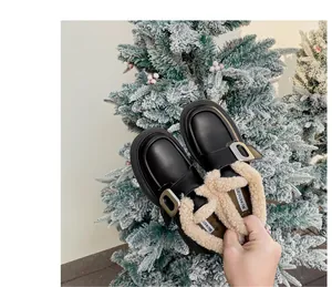 Detalle del forro de lana de cordero beige en mocasín negro con plataforma y hebilla