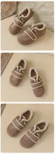 Detailansicht der gefütterten Winter-Clogs mit weißem Teddyfutter und dekorativer Schnürung