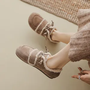 Französische Vintage-Slipper aus braunem Wildleder mit warmem Fleece-Futter und Kunstfell