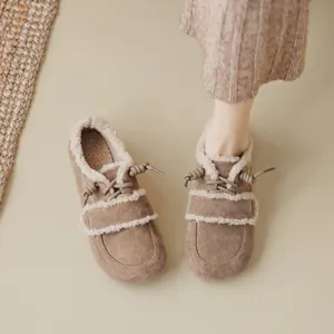 Französische Retro-Slipper mit Kontrastnaht, warmem Fleecefutter und weichem Pelzbesatz